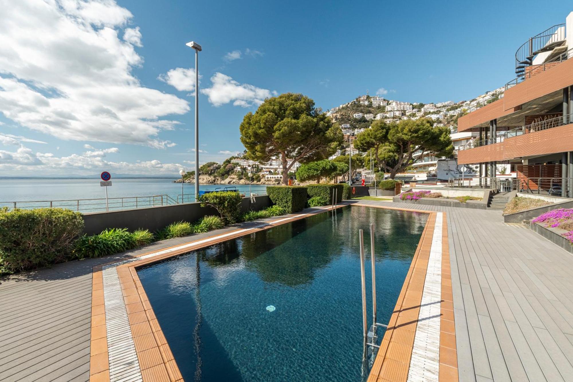 Apartamento Con Gran Terraza Delante Del Mar Roses Exterior photo